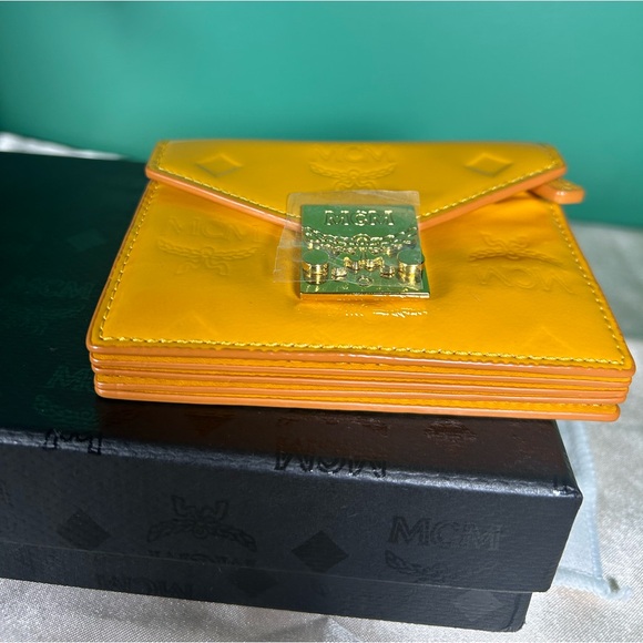 McM Wallet with Dust Bag, Box and Recipe - Picture 10 of 16